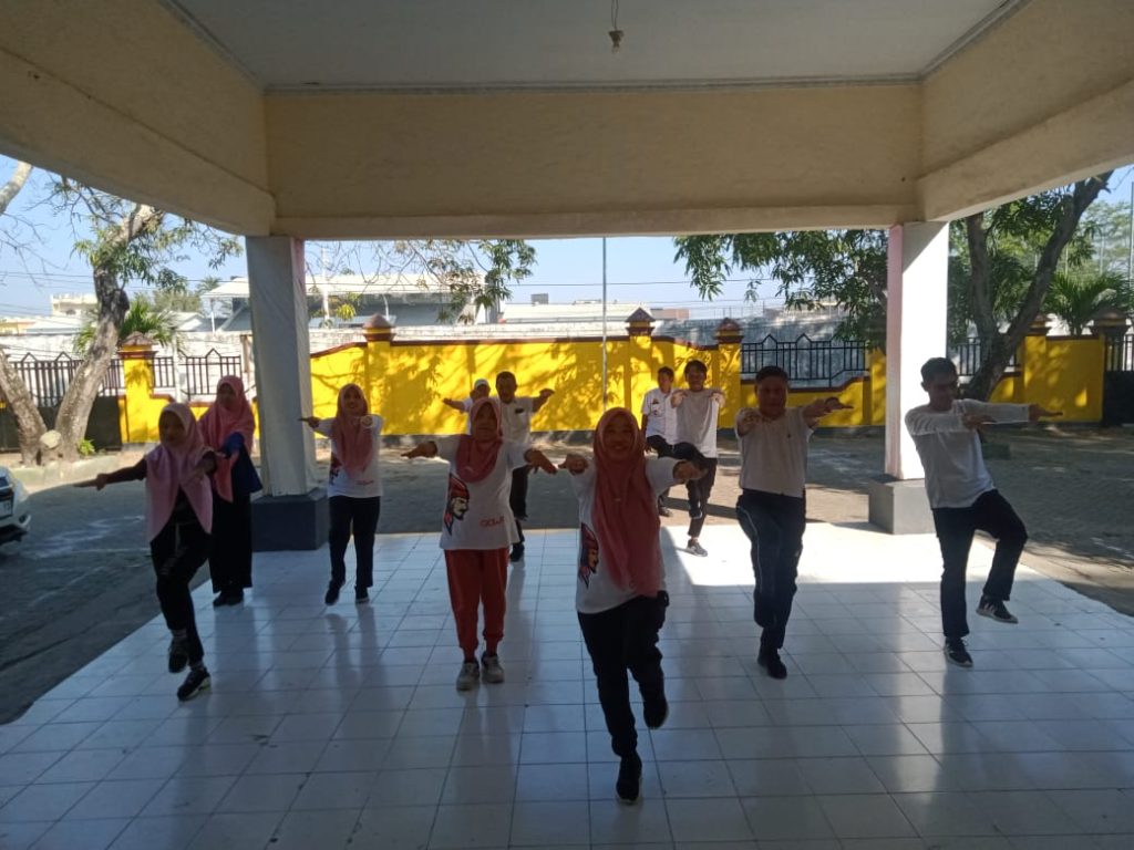 Perkuat Daya Tahan Tubuh, Camat Pallangga Rutin Laksanakan Senam Rabu Sehat Bersama Jajaran