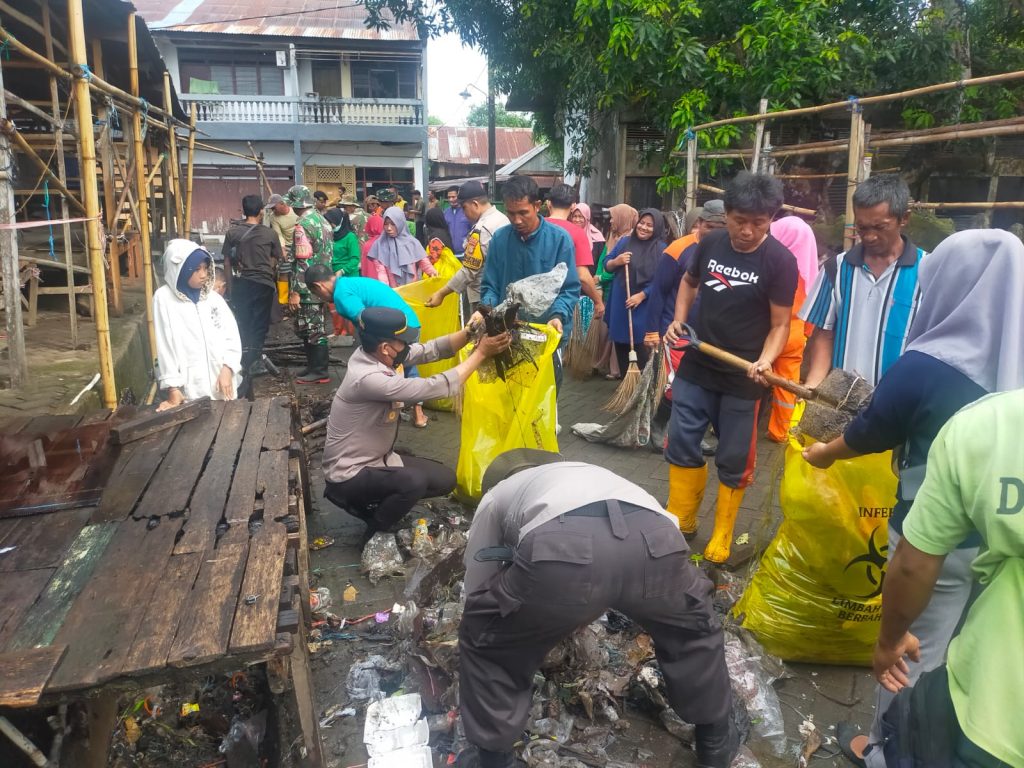 Kapolsek Pattalassang Ikut Kerja Bakti Bersama TNI dan Pemerintah Kecamatan