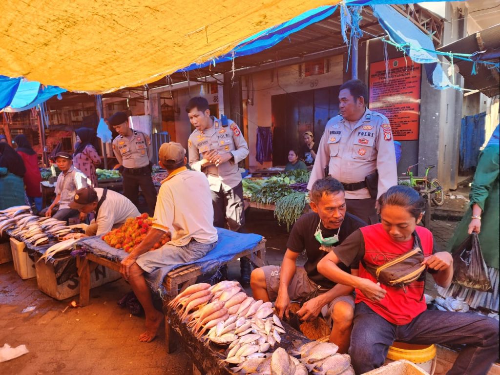 Cegah Terjadinya Gangguan Kamtibmas, Kapolsek Pattalassang Gelar Patroli di Pasar Rakyat