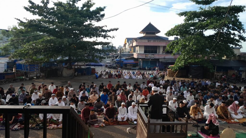 Begitu khidmat Warga dan Pedagang Laksanakan Shalat Id, di Pelataran Pasar Induk Minasa Maupa