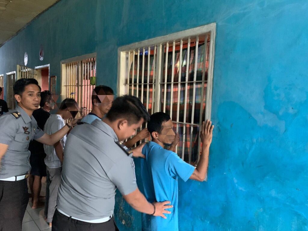 Deteksi Dini, Lapas Maros Rutin Lakukan Pemeriksaan di Kamar Hunian WBP