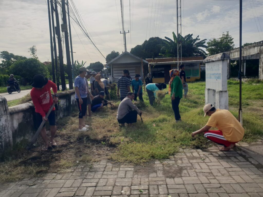 Tindak Lanjuti Program ‘Gowa Annangkasi’ Pemerintah Desa Taeng Gelar Aksi Bersih-bersih di Sekitar Area Kantor