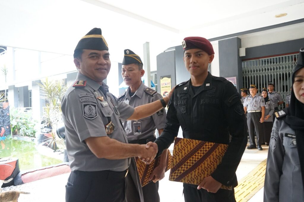 Apresiasi Kinerja, Lapas Makassar Beri Penghargaan Kepada 3 Pegawai Teladan
