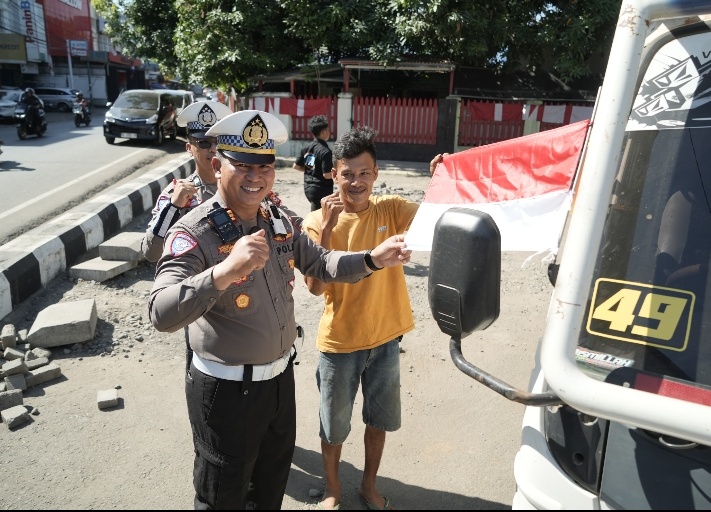 Sambut HUT ke-80 RI, Satlantas Polres Gowa Bagikan Bendera Merah Putih dan Bunga kepada Pengguna Jalan