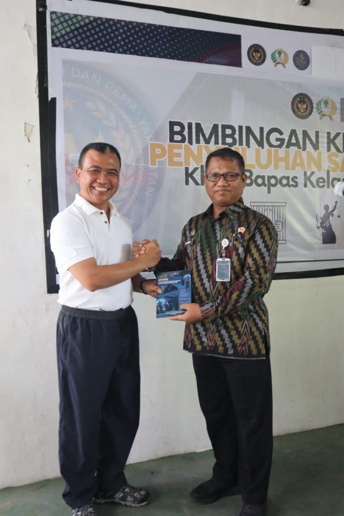 KABAPAS Makassar Serahkan Modul Bimbingan Sadar Hukum Kepada Kabid Pelayanan dan Pembinaan Kanwil Ditjenpas Sulsel