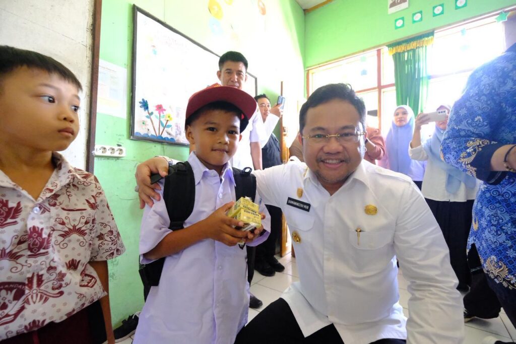 Siswa SD di Gowa Tersenyum, Program Seragam Gratis Hati Damai Terealisasi