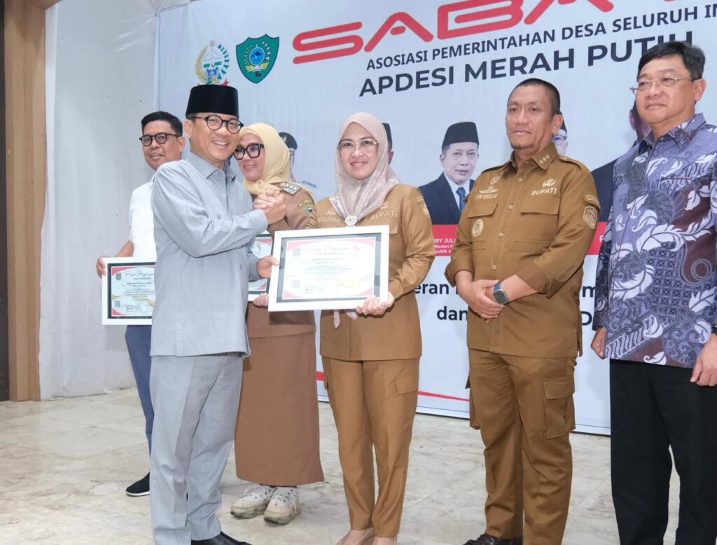 Peduli Terhadap Pembangunan Desa, Bupati Gowa Raih Penghargaan Tokoh Peduli Desa dari APDESI Merah Putih