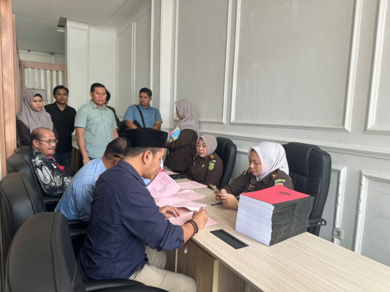 Unit Tipidkor Polres Gowa Kirim Tersangka Mantan Lurah Tombolo Ke Kejaksaan dalam Kasus Pungutan Liar PTSL