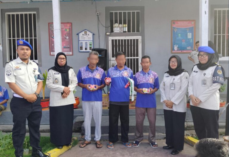 Jaga Kebersihan dan Kesehatan, Rutan Selayar Bagikan Perlengkapan Mandi kepada Warga Binaan