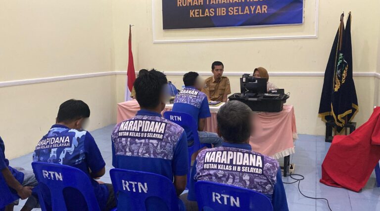 Semarak HBP Ke-62, Rutan Selayar Gandeng Disdukcapil Laksanakan Perekaman E-KTP Bagi Warga Binaan