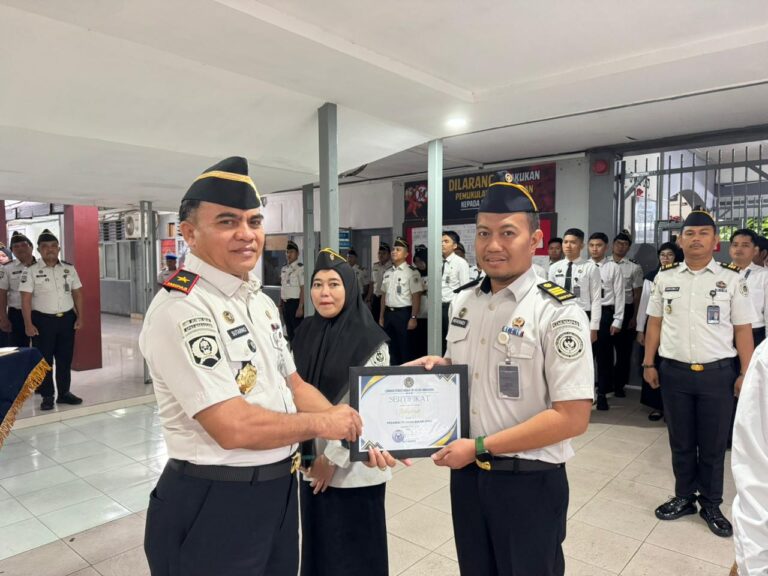 Apresiasi Dedikasi dan Kreativitas, Lapas Makassar Berikan Penghargaan dalam Pelaksanaan Apel Pagi