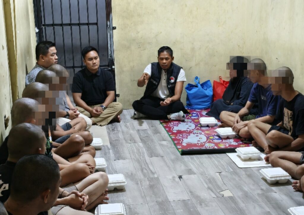 Jumat Berkah, Sekat Dihapus, Hati Disatukan, Kasat Narkoba Polres Gowa Tunjukkan Kasih Tanpa Batas Saat Makan Bersama Tahanan