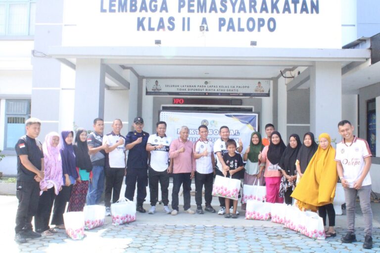 Wujud Kepedulian Pemasyarakatan, Lapas Kelas IIA Palopo Bagikan Bansos untuk Keluarga Warga Binaan dan Warga Sekitar