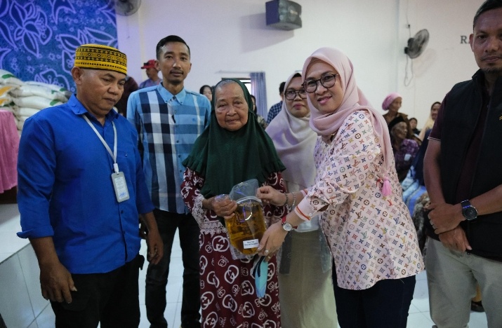 Pemkab Gowa-Bulog Salurkan Bantuan Pangan Ke Masyarakat Bontomarannu