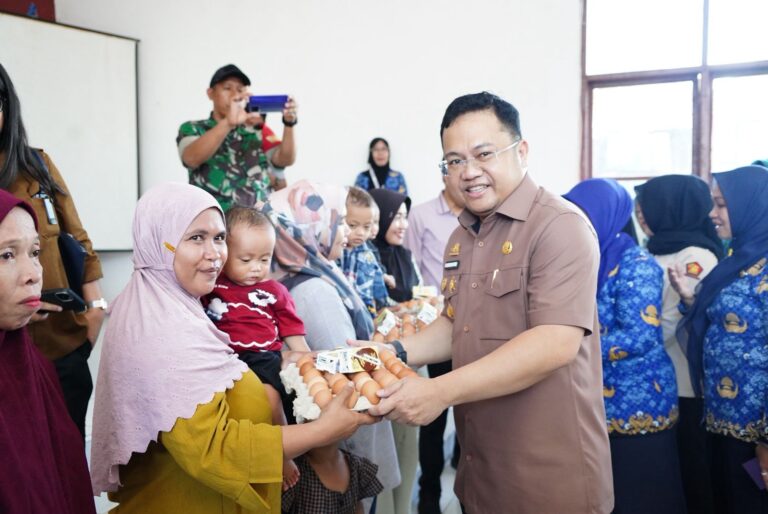 Wabup Gowa Salurkan 200 Paket Makanan Bergizi untuk Keluarga Berisiko Stunting di Bajeng