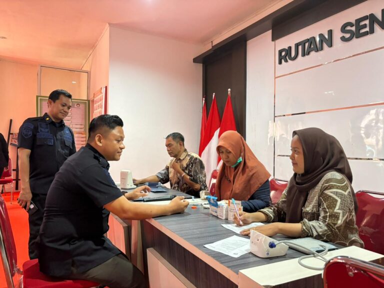 Cegah Penyakit Sejak Dini, Pegawai dan Peserta Magang Ikuti Cek Kesehatan Gratis