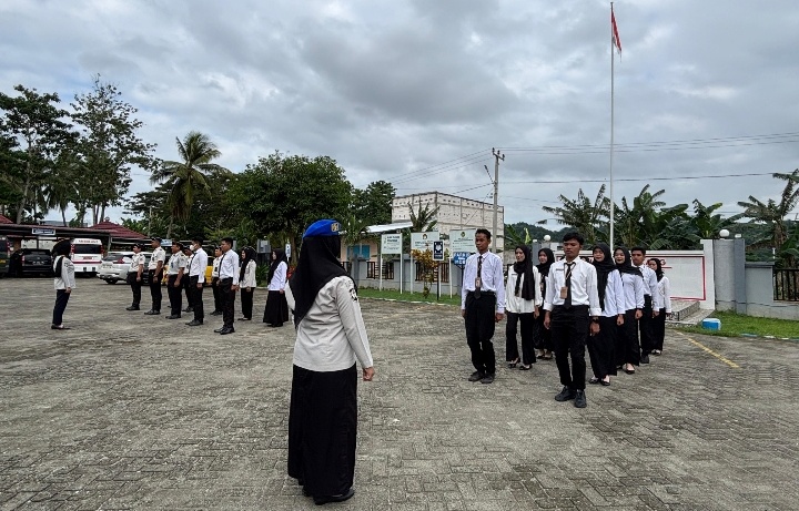 Satops Patnal Rutan Sengkang Pimpin Latihan Baris Berbaris Pegawai