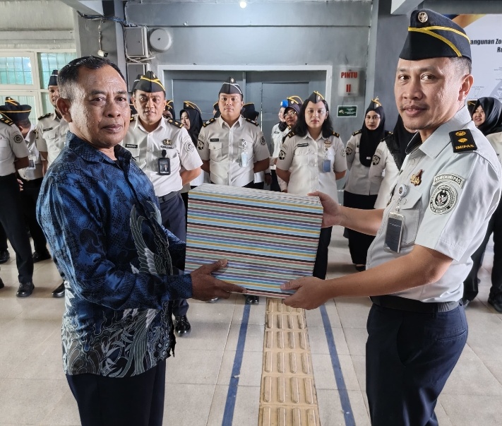 Rutan Kelas I Makassar Lepas Pegawai Memasuki Masa Purnabakti dengan Penuh Haru dan Penghargaan