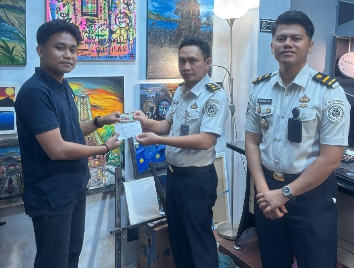 Warga Binaan Terima Premi Hasil Pembinaan Kemandirian dari Kasi Pelayanan Rutan Makassar