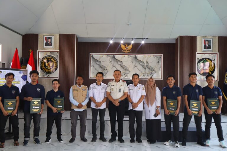 Wujud Nyata Sinergi Pembinaan, Rutan Sidrap Serahkan Ijazah Paket C kepada WBP dan Berikan Penghargaan kepada Mitra Pendidikan
