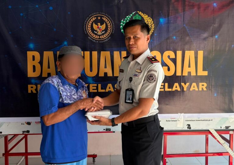 Rutan Selayar Gelar Bakti Sosial, Bagikan 96 Paket Makanan kepada Warga Binaan