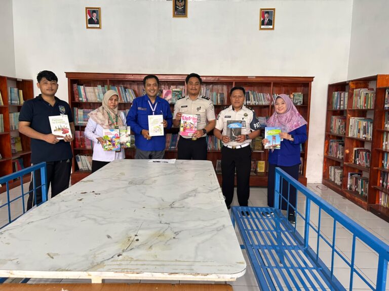 Tingkatkan Akses Pendidikan, PKBM Kader Bangsa Serahkan Bantuan Buku dan Alat Tulis untuk Warga Binaan Lapas Kelas I Makassar
