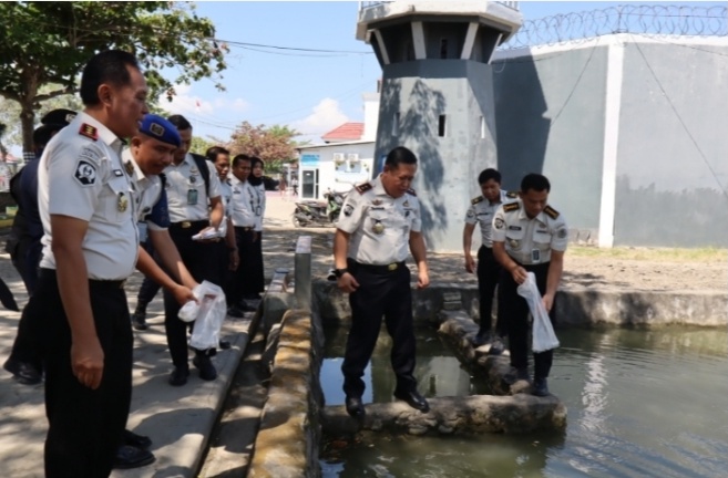 Kakanwil Ditjenpas Sulsel Tebar Benih Ikan Nila di Rutan Sidrap, Perkuat Komitmen Dukung Program Ketahanan Pangan