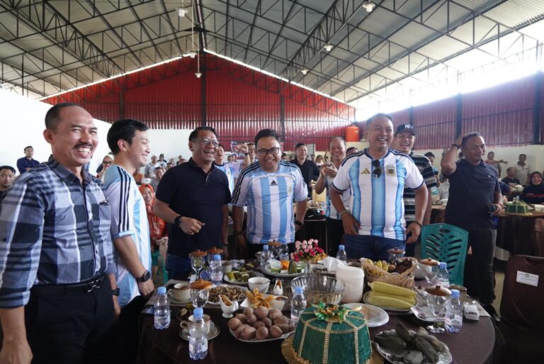 Keseruan Wakil Bupati Gowa dan Dandim Nobar Piala Dunia dengan Jajaran TNI dan Warga di Pattallassang