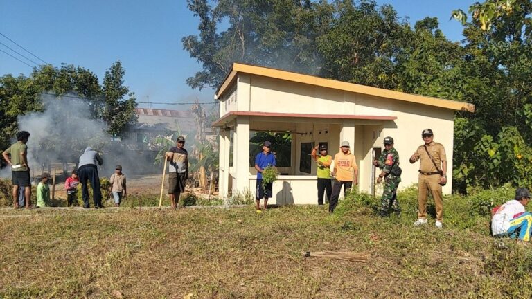 Memperkuat Kemanunggalan TNI-Rakyat, Babinsa Koramil 1409-08/Bontonompo Gelar Karya Bakti Bersama Pemdes Jipang