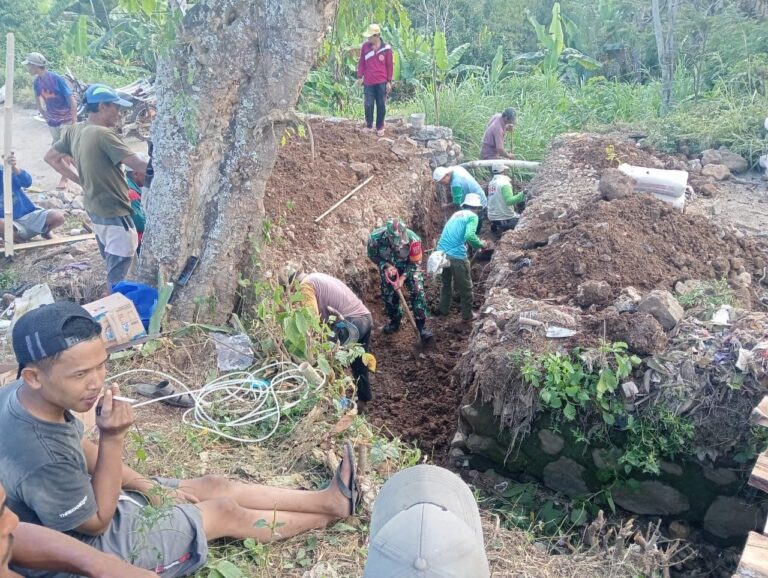 Penuh Semangat, Babinsa Kelurahan Cikoro Bersama Warga Lakukan Penggalian Drainase