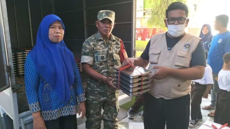 Dukung Gizi Generasi Emas, Babinsa Koramil 05/Pallangga Dampingi Penyaluran MBG di Bontoramba