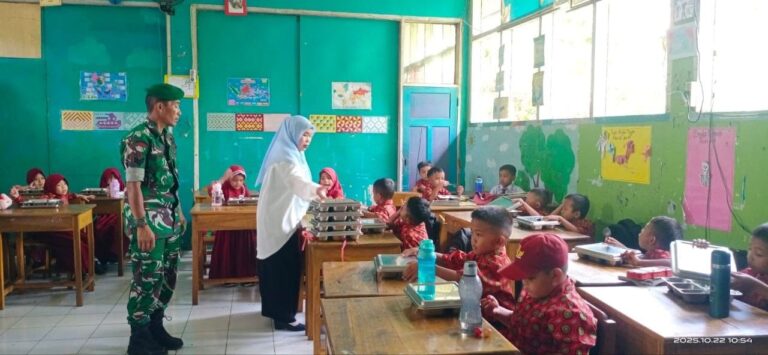 Babinsa Koramil 1409-03/Bontomarannu Pantau Penyaluran Makan Bergizi Gratis di SD Inpres Japing Pattallassang