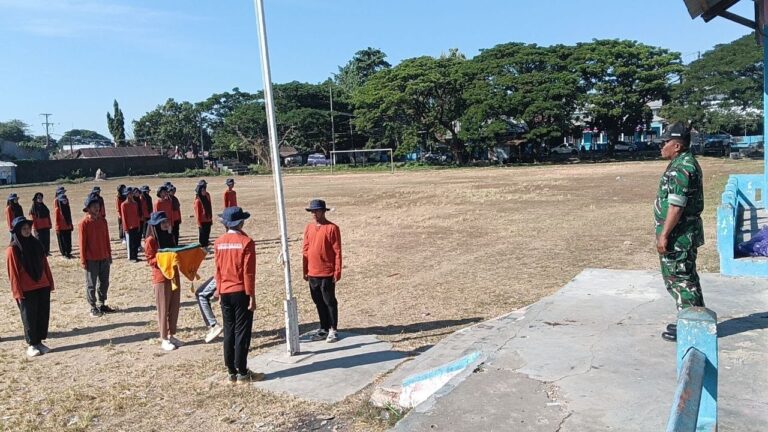 Latih Keteguhan Hati dan Disiplin, Babinsa Bersama Polsek Bontonompo Bina Calon Paskibraka