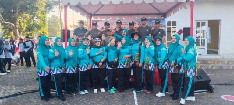 Memeriahkan HUT RI ke-81, Babinsa Hadiri Jalan Santai dan Senam Bersama di Kecamatan Barombong