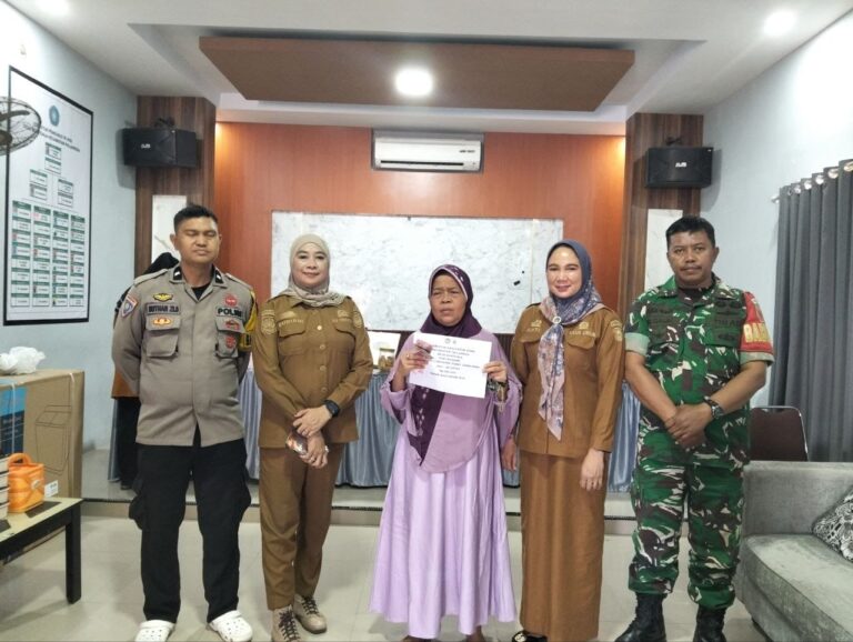 Babinsa Desa Bontoala Dampingi Penyaluran BLT, Pastikan Bantuan Tepat Sasaran dan Lancar
