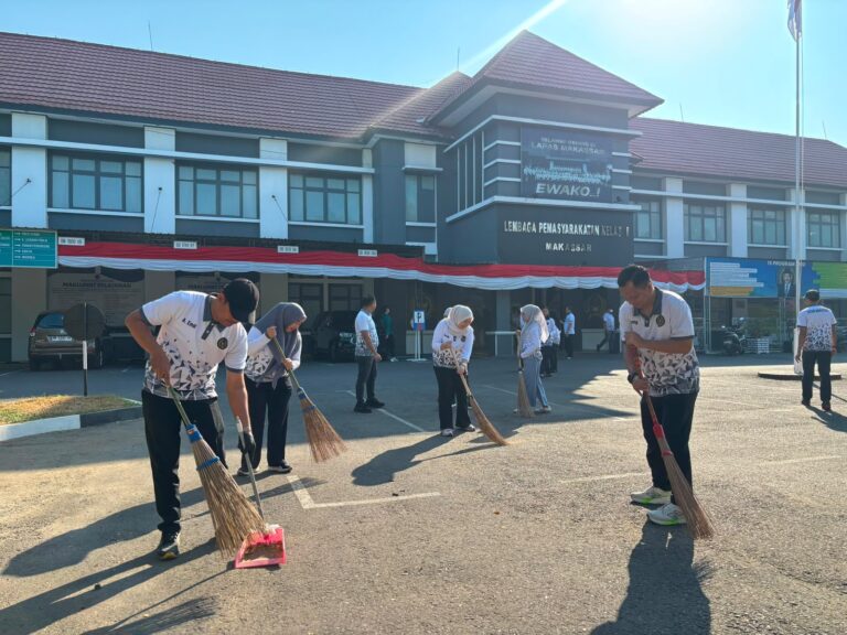 Lapas Makassar Gelar Kerja Bakti Semarakkan HUT Ke-81 Kemerdekaan RI