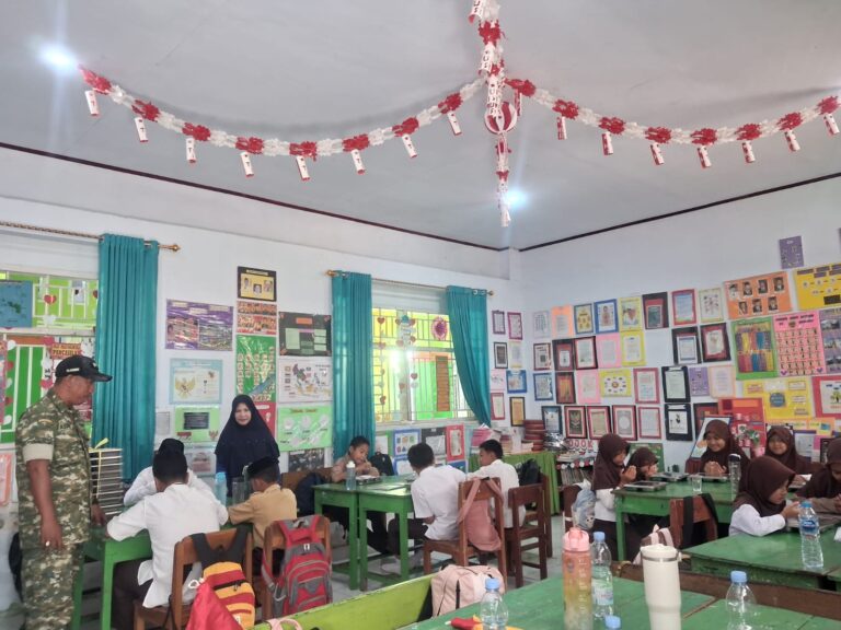 Aksi Nyata Babinsa Kalebajeng, Dampingi Layanan Gizi untuk Ribuan Masyarakat dan Pelajar di Bajeng