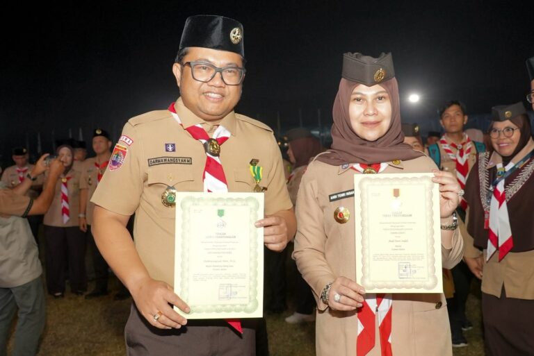 Harumkan Nama Daerah, Wabup Gowa dan Istri Terima Lencana Pramuka di Jambore Nasional di Cibubur