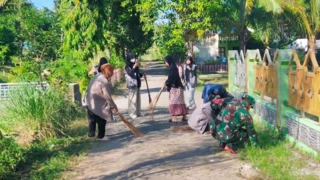 Sambut Semarak Kemerdekaan, Pemdes Kalebarembeng Bersama Babinsa dan Mahasiswa KKN Bersihkan Fasilitas Umum