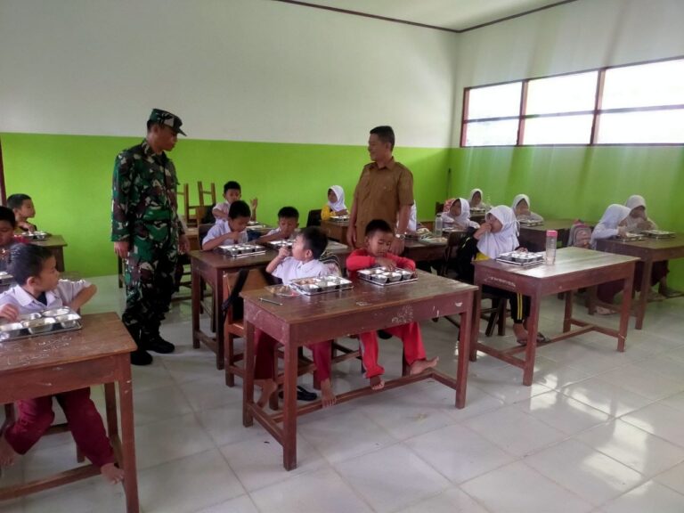 Koramil 05/Pallangga Bersinergi Bersama Mitra Pengelola Kawal Distribusi Makanan Bergizi di Desa Toddotoa