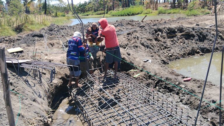 TNI dan Warga Salajangki Kebut Pembangunan Jembatan Beton di Aliran Sungai Jatia Kabupaten Gowa