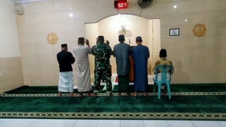 Pererat Silaturahmi, Babinsa Kodim 1409/Gowa Gelar Safari Subuh dan Komsos di Desa Kalebarembeng