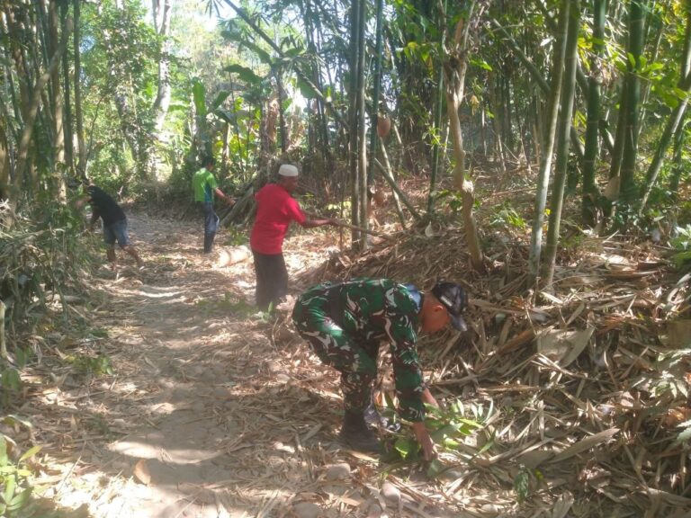 Wujudkan Program “Annangkasi”, Babinsa dan Warga Julu Bori Gotong Royong Bersihkan Desa