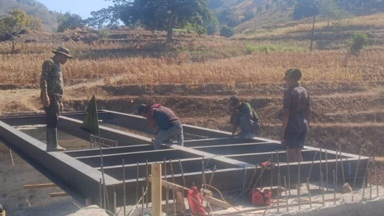 Sinergi TNI dan Masyarakat Pacu Pembangunan Jembatan Beton Sungai Badenglolo Tahap V hingga 64%