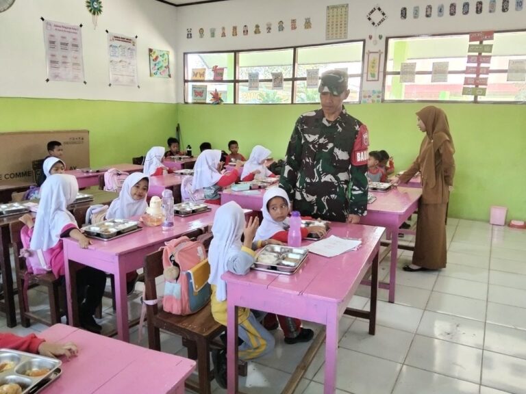 Wujud Kepedulian Generasi Muda, Babinsa dan Yayasan Gowata Bagikan Makanan Bergizi Gratis