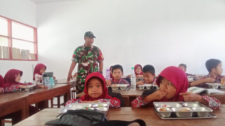Babinsa Koramil 06/Bajeng Kawal Distribusi Pemenuhan Gizi 3.120 Penerima Manfaat di Bontosunggu