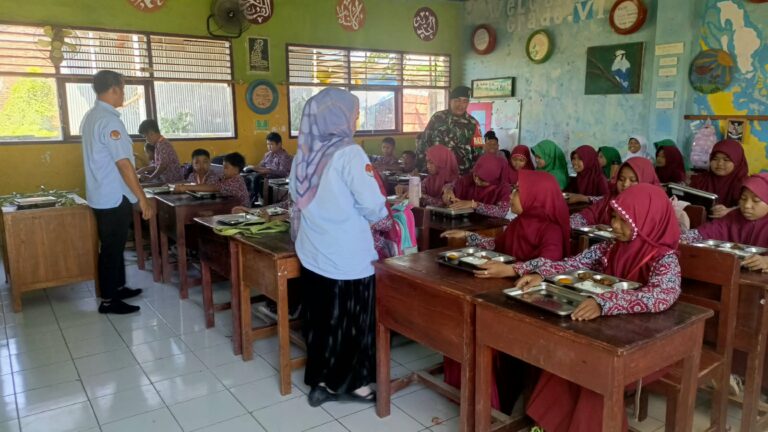 Wujud Sinergi Kawal Generasi Emas, Babinsa Koramil 1409-06/Bajeng Dampingi Pembagian Makan Bergizi Gratis bagi 1.229 Penerima Manfaat di Gowa