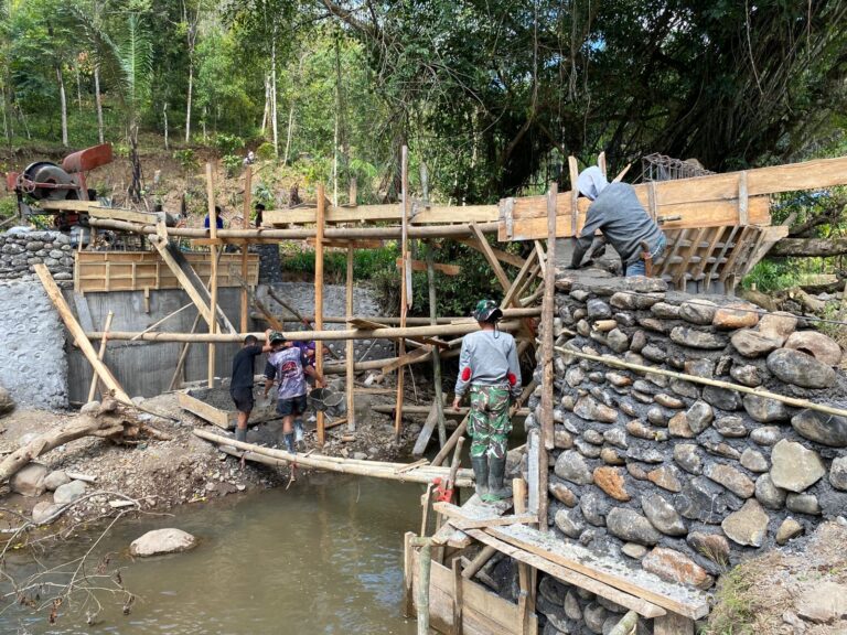 Kemanunggalan TNI-Rakyat Diwujudkan dalam Pembangunan Jembatan Beton Mamingko Tahap VI di Gowa