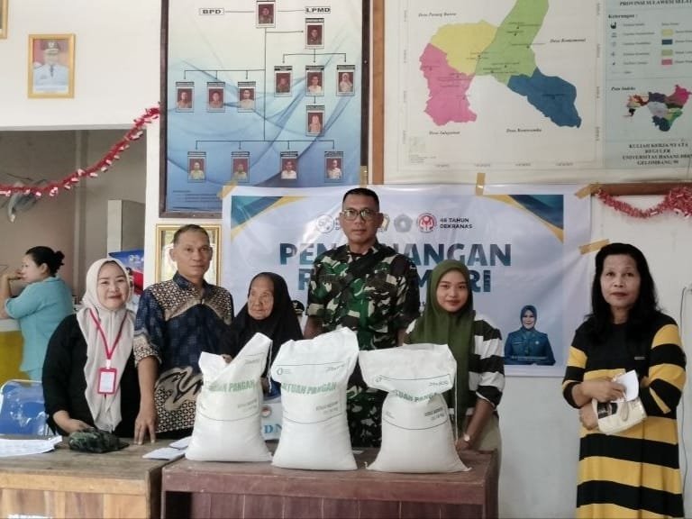 Babinsa Koramil 05/Pallangga Dampingi Pembagian Bantuan Beras BPN di Kecamatan Pallangga