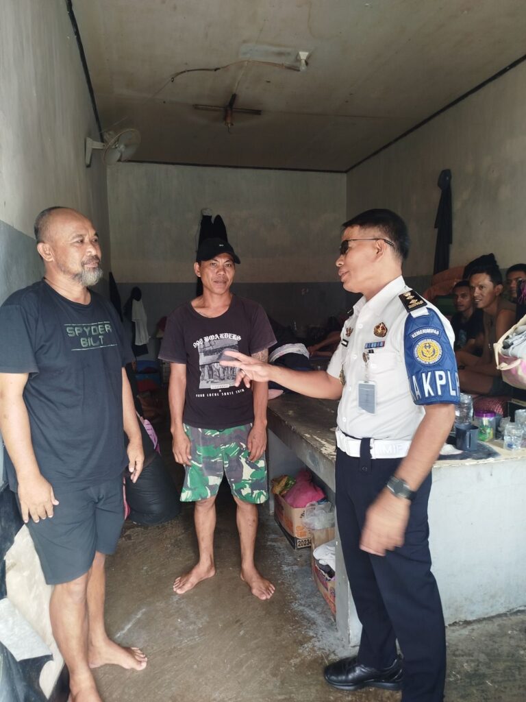Ka KPLP Lapas Kelas IIA Palopo Lakukan Kontrol Pagi ke Blok Hunian, Sapa dan Beri Motivasi Warga Binaan
